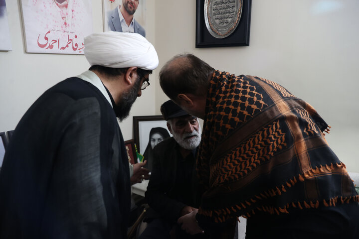 حضور حاجی‌بابایی در منزل شهیدان احمدی از شهدای جنگ رمضان