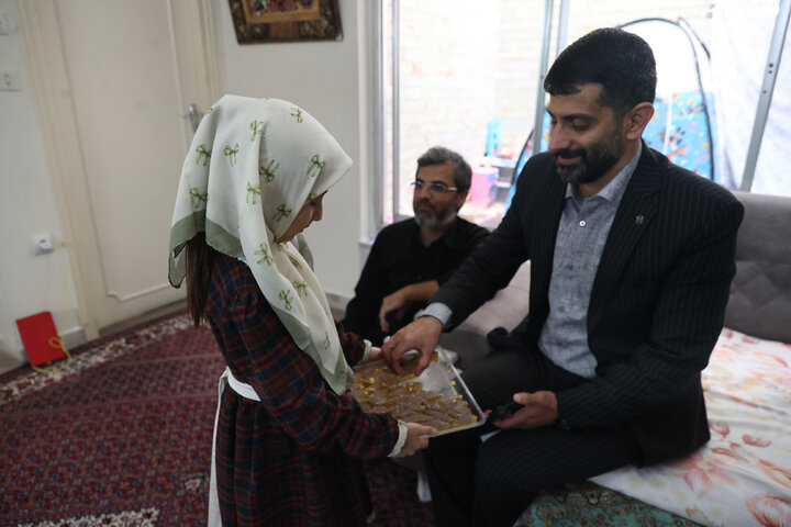 حضور دکتر حاجی‌بابایی در منزل شهیدان احمدی از شهدای جنگ رمضان