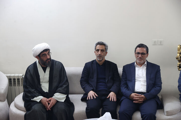 حضور دکتر حاجی‌بابایی در منزل شهیدان احمدی از شهدای جنگ رمضان