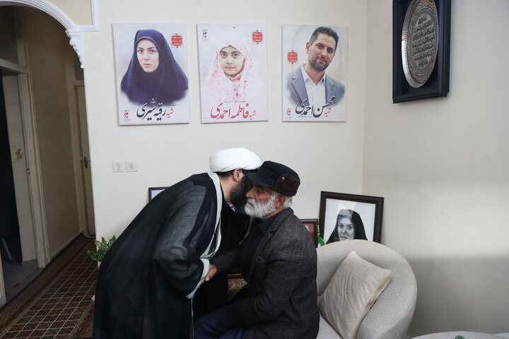حضور دکتر حاجی‌بابایی در منزل شهیدان احمدی از شهدای جنگ رمضان