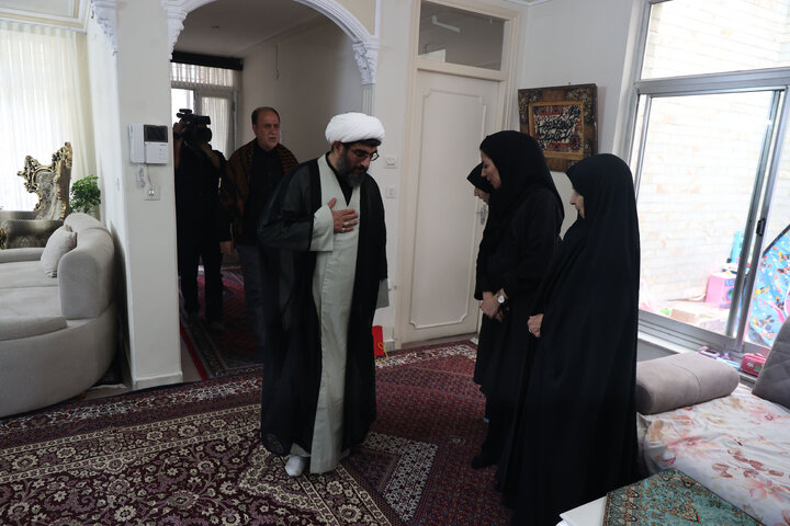 حضور دکتر حاجی‌بابایی در منزل شهیدان احمدی از شهدای جنگ رمضان