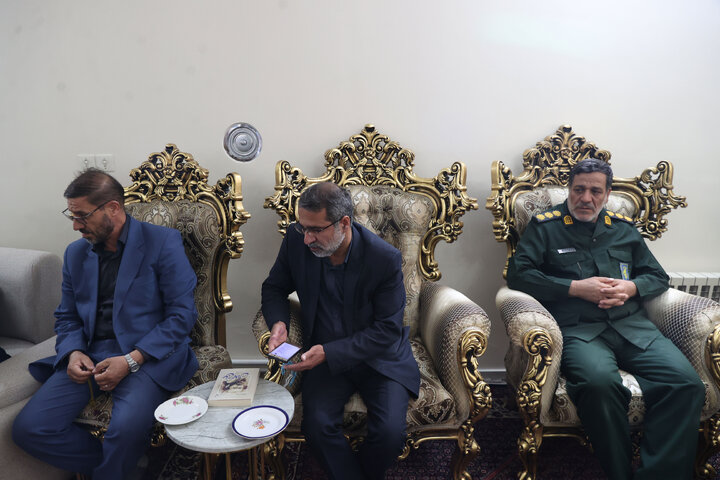 حضور دکتر حاجی‌بابایی در منزل شهیدان احمدی از شهدای جنگ رمضان