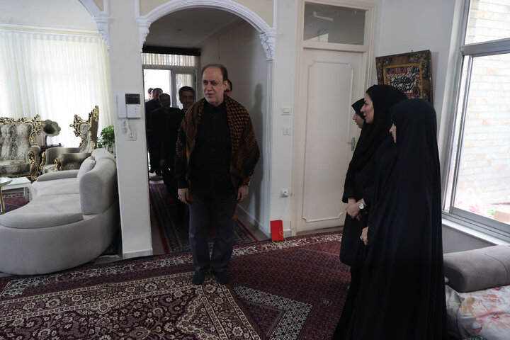 حضور دکتر حاجی‌بابایی در منزل شهیدان احمدی از شهدای جنگ رمضان