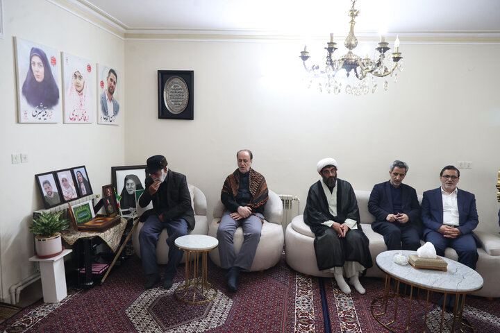 حضور دکتر حاجی‌بابایی در منزل شهیدان احمدی از شهدای جنگ رمضان
