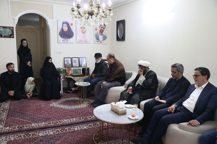 حضور دکتر حاجی‌بابایی در منزل شهیدان احمدی از شهدای جنگ رمضان