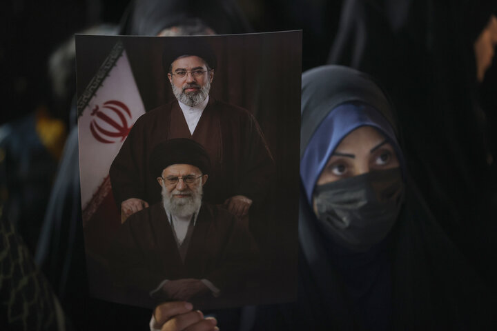 حضور حاجی‌بابایی در اجتماع پرشور مردم برای وداع با ۱۴ شهید استان زنجان