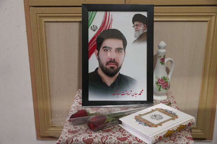 حضور حاجی‌بابایی در منزل شهید محمد احمدی