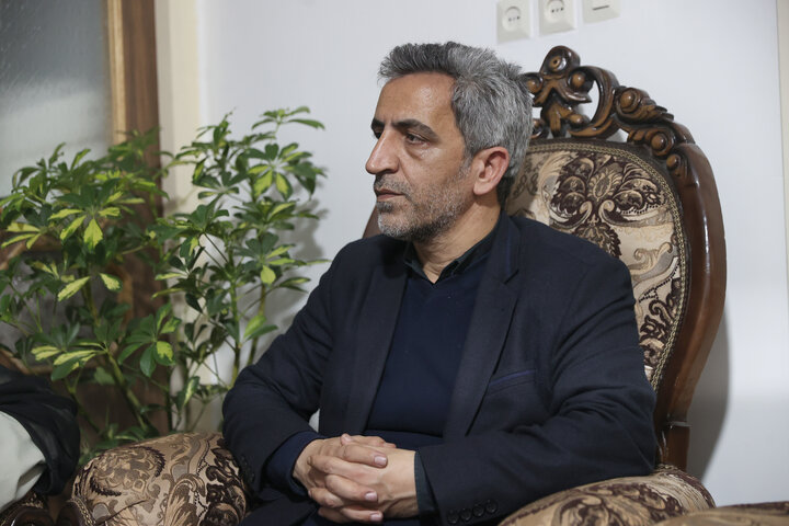 حضور حاجی‌بابایی در منزل شهید محمد احمدی