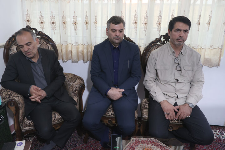 حضور حاجی‌بابایی در منزل شهید محمد احمدی