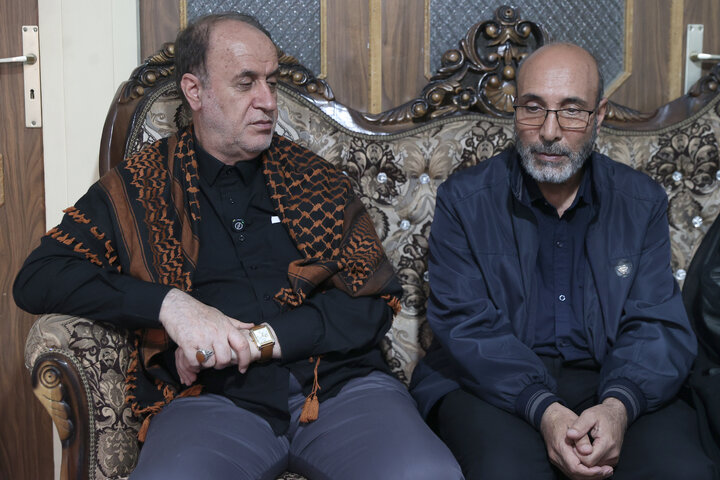 حضور حاجی‌بابایی در منزل شهید محمد احمدی