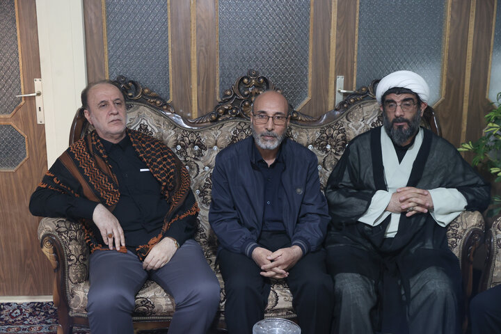 حضور حاجی‌بابایی در منزل شهید محمد احمدی