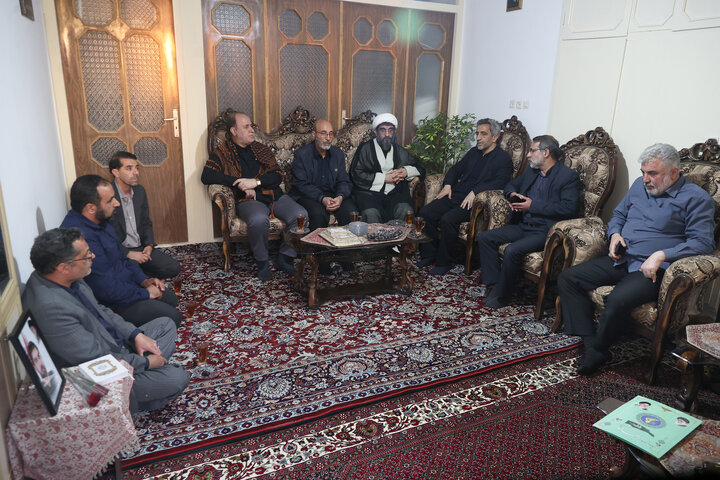 حضور حاجی‌بابایی در منزل شهید محمد احمدی
