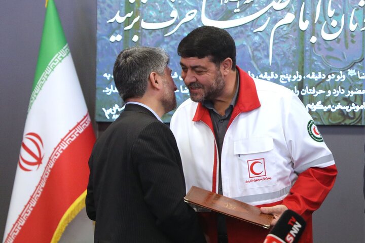 نشست مشترک کمیسیون بهداشت و فراکسیون حلال احمر با رئیس جمعیت حلال احمر