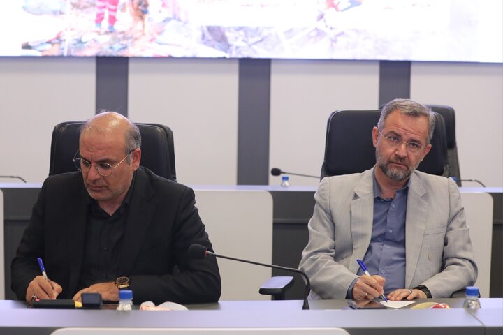 نشست مشترک کمیسیون بهداشت و فراکسیون حلال احمر با رئیس جمعیت حلال احمر