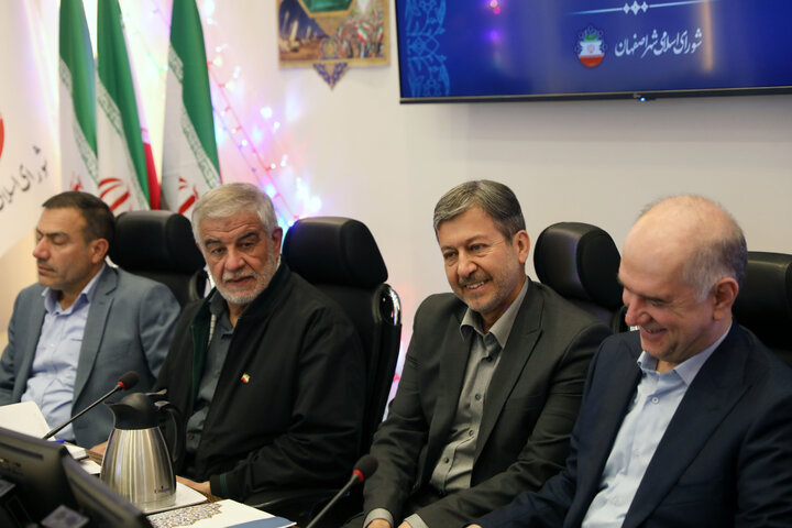 نشست مشترک کمیسیون شوراهای مجلس با استاندار و اعضا شورای شهر اصفهان