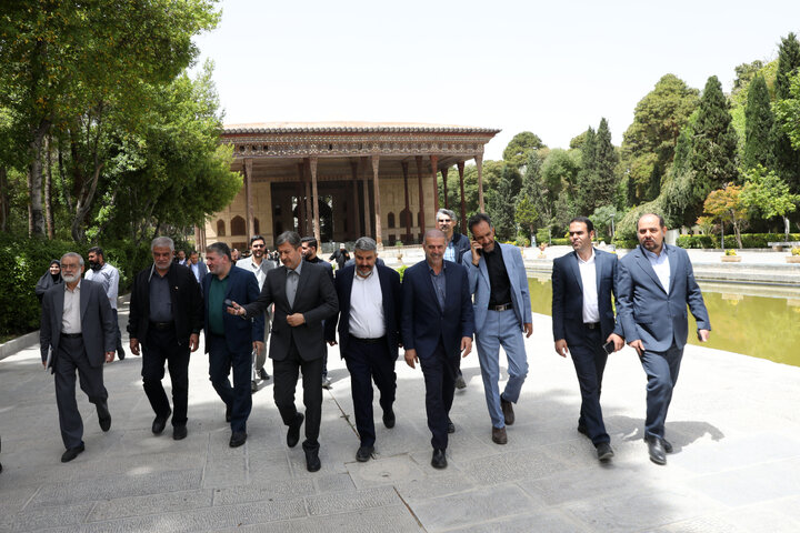 بازدید کمیسیون شوراها و امور داخلی مجلس از مناطق آسیب‌دیده اصفهان