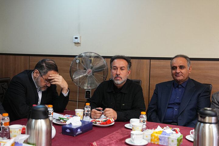 نشست مشترک هیئت رئیسه مجلس و کمیسیون صنایع با وزیر ارتباطات