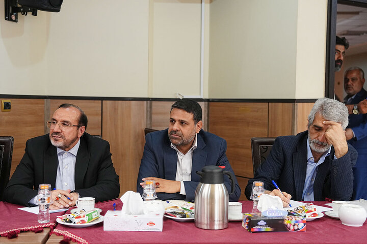 نشست مشترک هیئت رئیسه مجلس و کمیسیون صنایع با وزیر ارتباطات