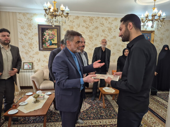 دیدار  توسلی با خانواده معلم فداکار و برادر شهیدان قروه‌ای/ توسلی: نام و یاد معلمان همواره ماندگار است