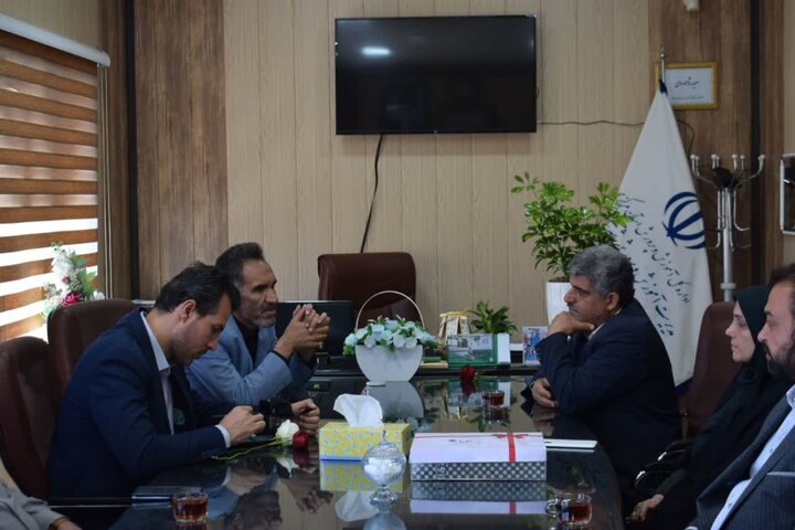 محمد بیات با مدیر آموزش و پرورش شهرستان خمین دیدار کرد