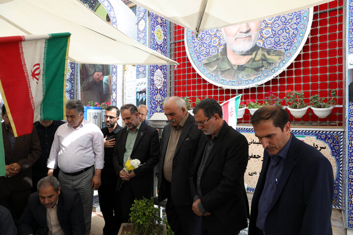 حضور اعضای کمیسیون آموزش بر مزار شهید حاج قاسم سلیمانی