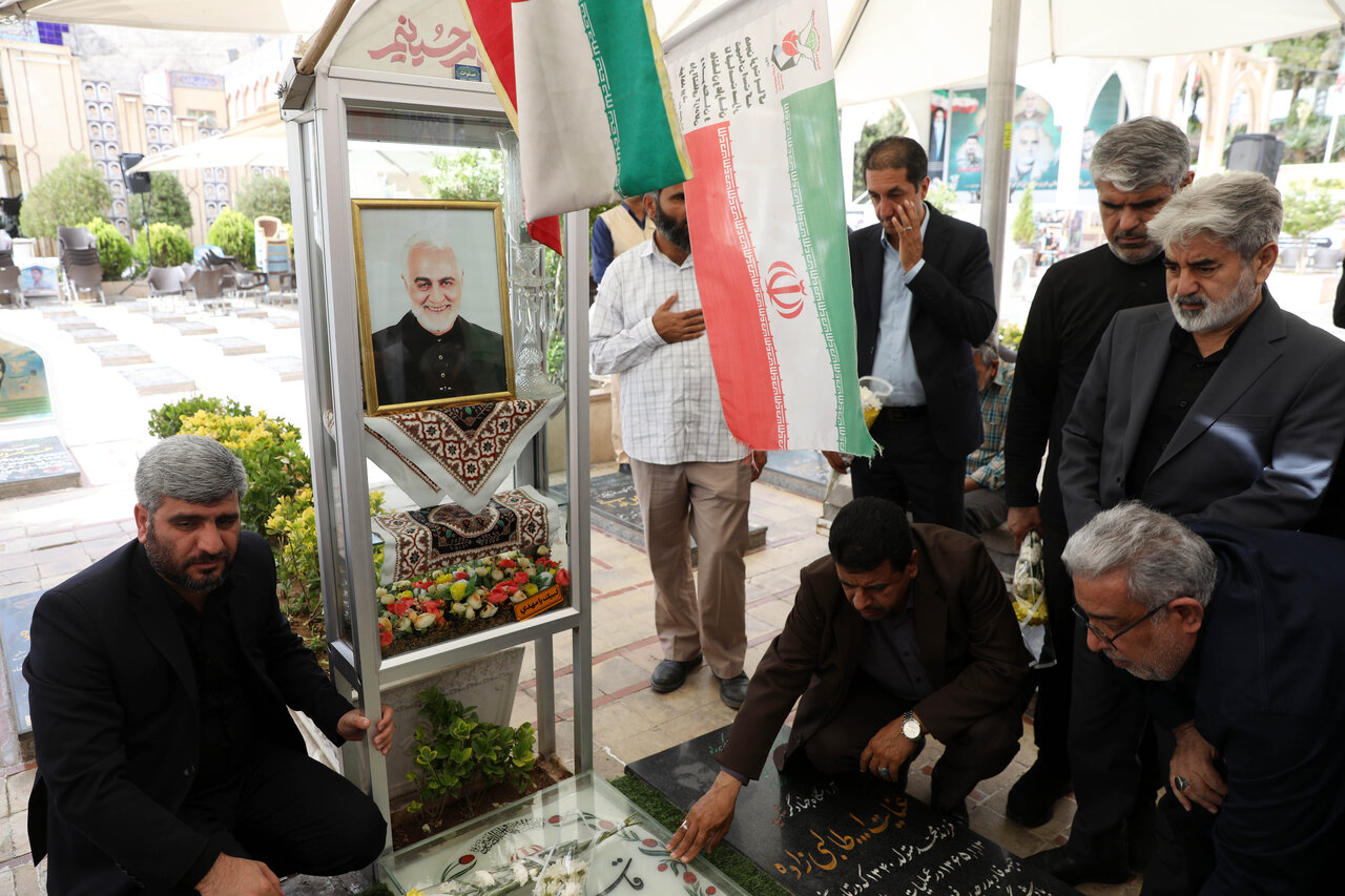 ادای احترام اعضای کمیسیون آموزش مجلس به مقام شامخ شهدا در گلزار شهدای کرمان/ تجدید میثاق با آرمان‌های شهید سلیمانی
