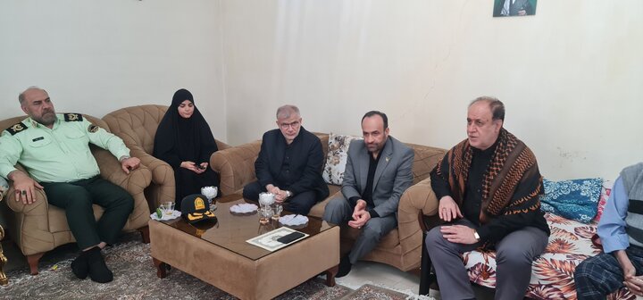حاجی‌بابایی با خانواده شهیدان چپردار و حسنی در کرج دیدار کرد