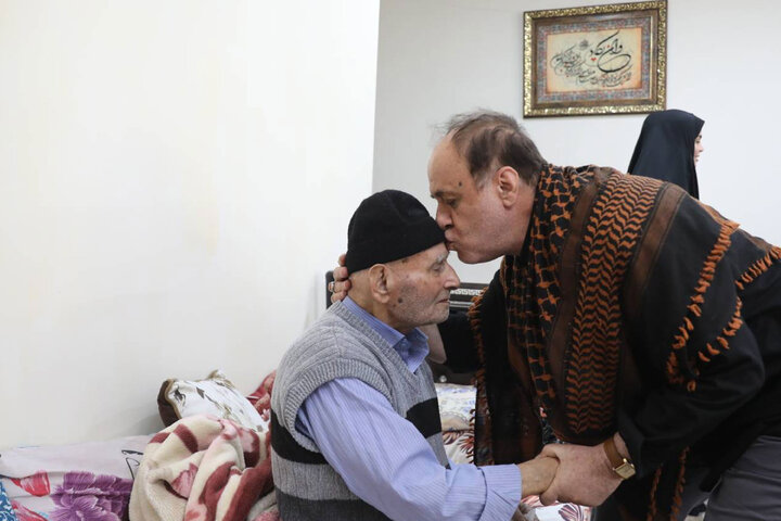 دیدار حاجی بابایی با خانواده شهید حسنی و شهید عباس‌پور