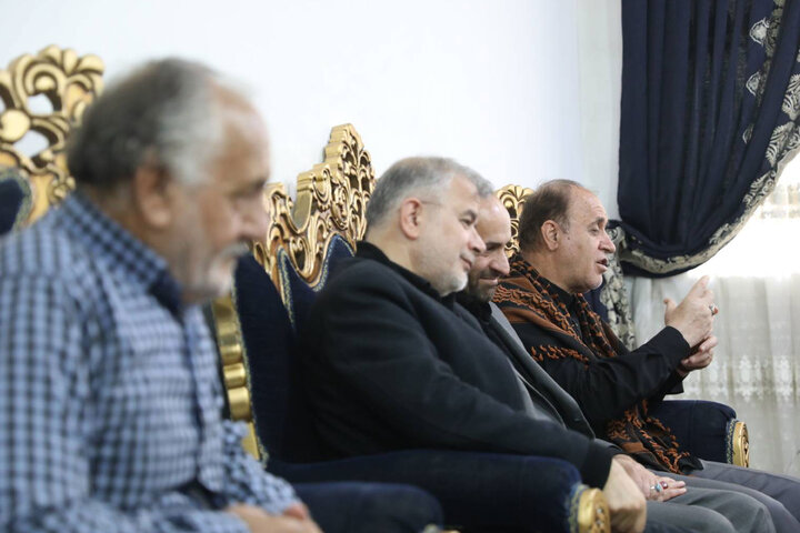 دیدار حاجی بابایی با خانواده شهید حسنی و شهید عباس‌پور