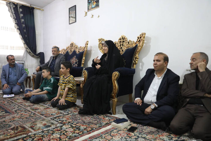 دیدار حاجی بابایی با خانواده شهید حسنی و شهید عباس‌پور