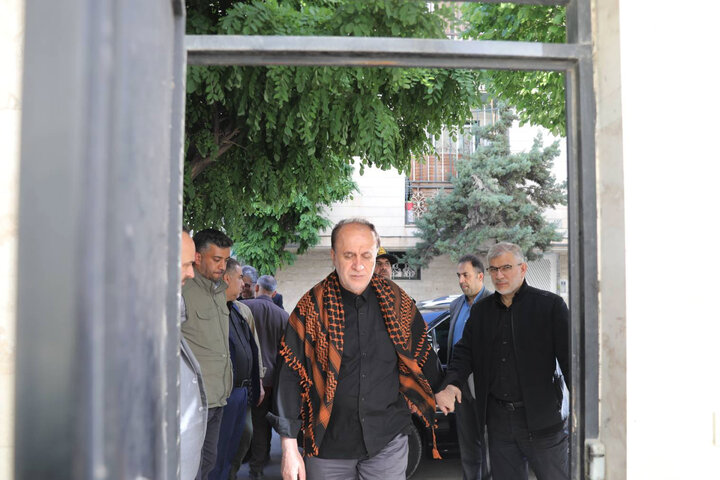 دیدار حاجی بابایی با خانواده شهید حسنی و شهید عباس‌پور