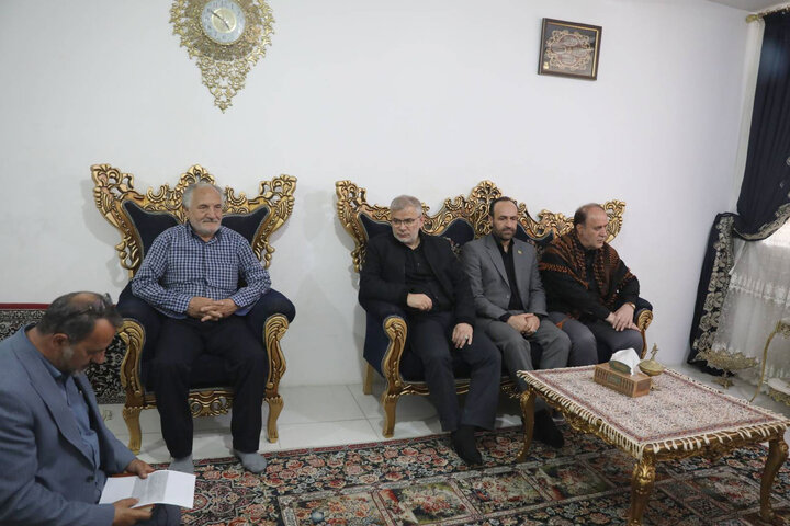 دیدار حاجی بابایی با خانواده شهید حسنی و شهید عباس‌پور