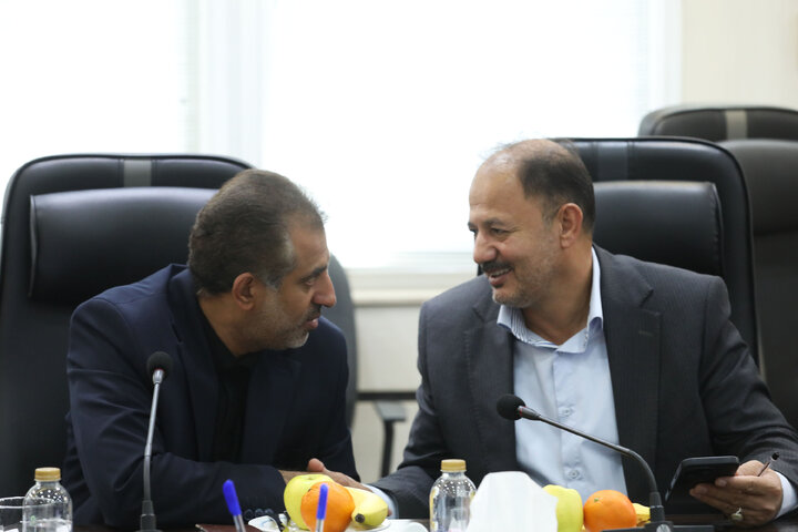 نشست کمیسیون صنایع و معادن با مسئولان اتاق بازرگانی
