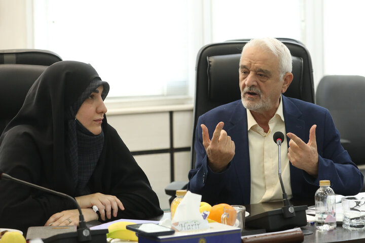 نشست کمیسیون صنایع و معادن با مسئولان اتاق بازرگانی