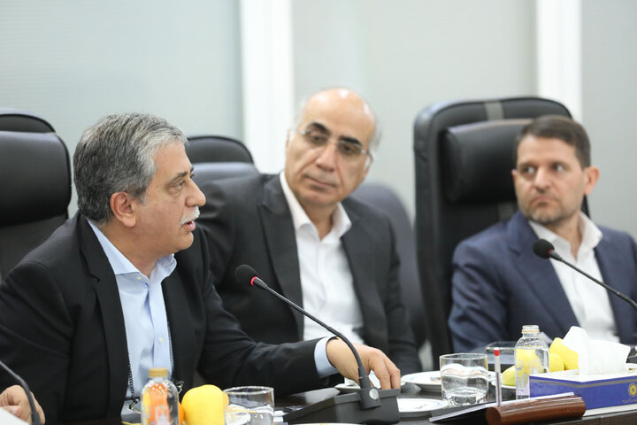 نشست کمیسیون صنایع و معادن با مسئولان اتاق بازرگانی