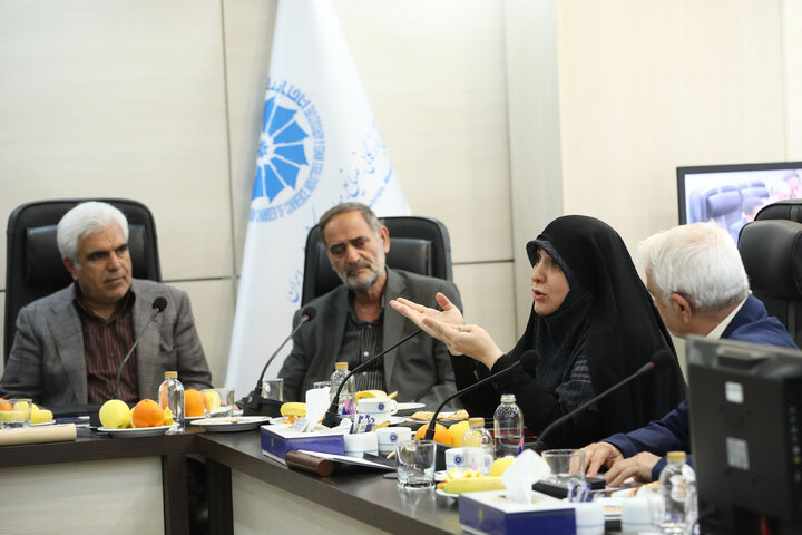 نشست کمیسیون صنایع و معادن با مسئولان اتاق بازرگانی