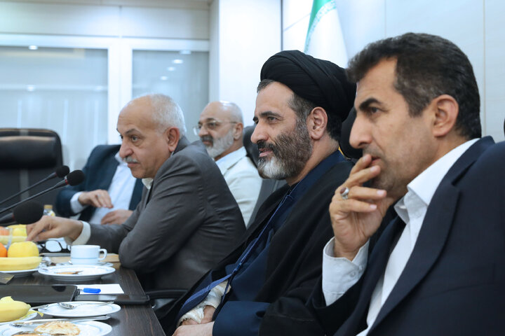 نشست کمیسیون صنایع و معادن با مسئولان اتاق بازرگانی