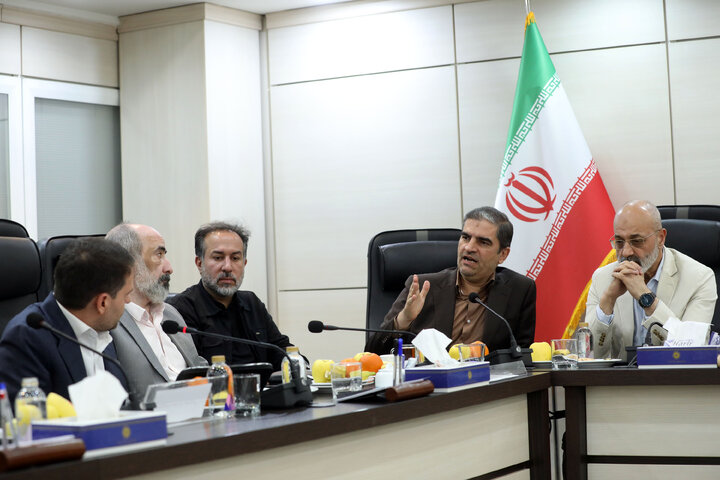 نشست کمیسیون صنایع و معادن با مسئولان اتاق بازرگانی
