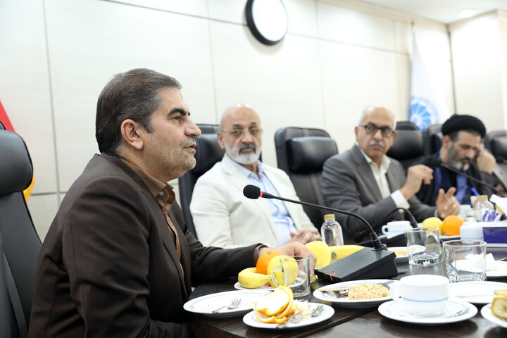 نشست کمیسیون صنایع و معادن با مسئولان اتاق بازرگانی