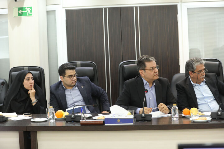 نشست کمیسیون صنایع و معادن با مسئولان اتاق بازرگانی
