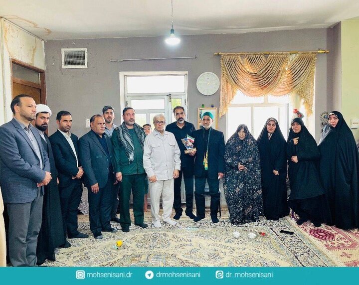 محسنی ثانی با خانواده شهید جنگ رمضان در داورزن دیدار کرد 