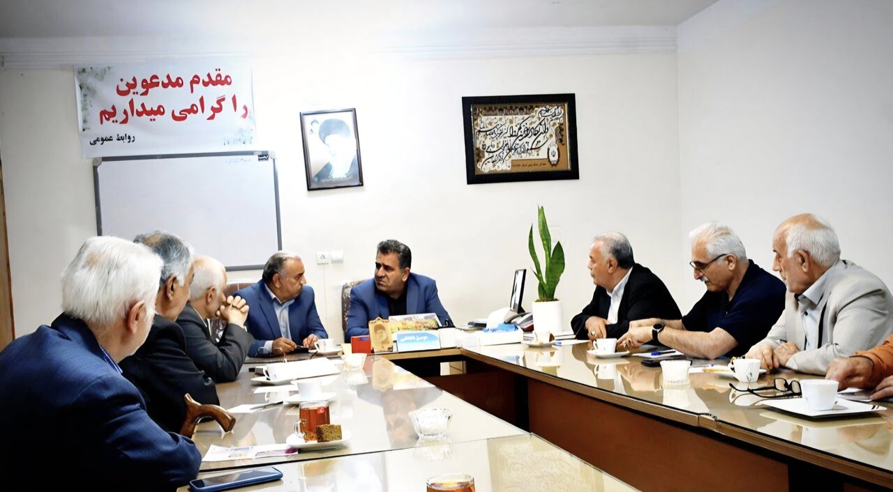نشست بابایی کارنامی با بازنشستگان و کارگران ساری