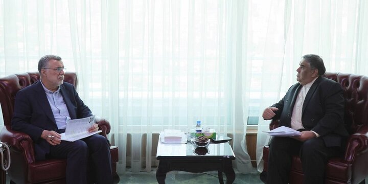 پیگیری مطالبات حوزه بهداشت و درمان منطقه در دیدار  فتح الله حسینی با  وزیر بهداشت و درمان