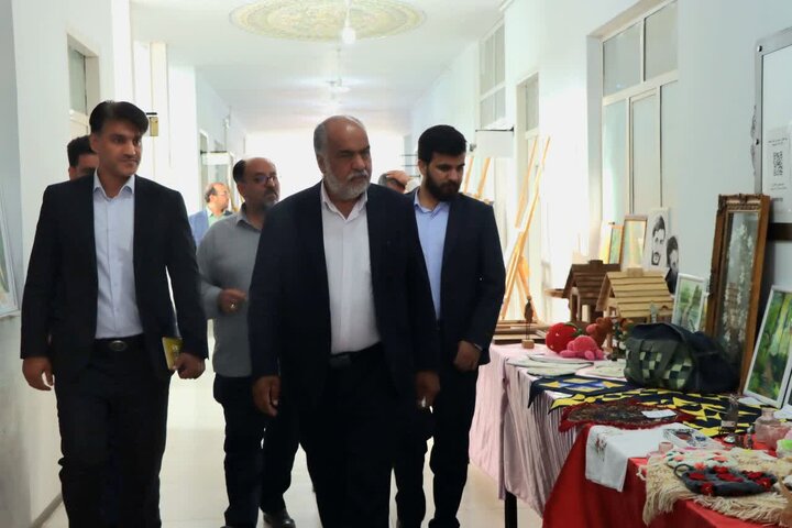بازدید صباغیان از نمایشگاه صنایع‌دستی و محصولات فرهنگی فرهنگیان و دانش‌آموزان مهریز