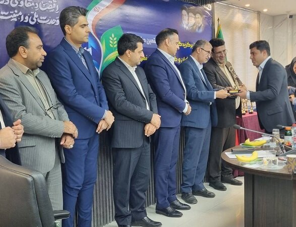 حضور احمد مرادی در مراسم تجلیل از کارگران و کارفرمایان هرمزگان/ نقش مهم  تولیدکنندگان در مقاومت و پایداری