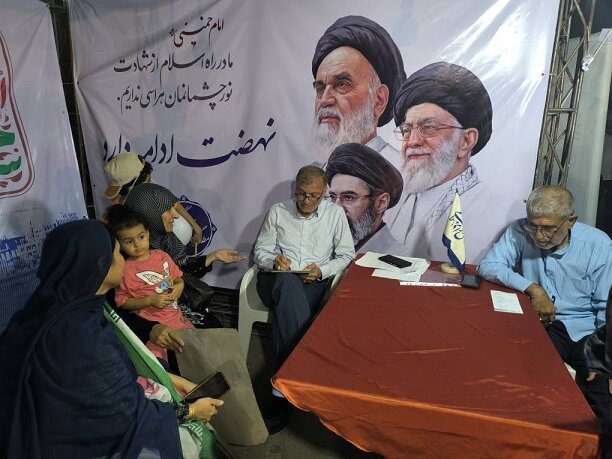 پاسخگویی بی‌واسطه در میان مردم؛ برپایی میز خدمت «احمد مرادی» در تجمعات شبانه بندرعباس