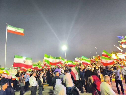 پاسخگویی بیواسطه در میان مردم؛ برپایی میز خدمت «احمد مرادی» در تجمعات شبانه بندرعباس