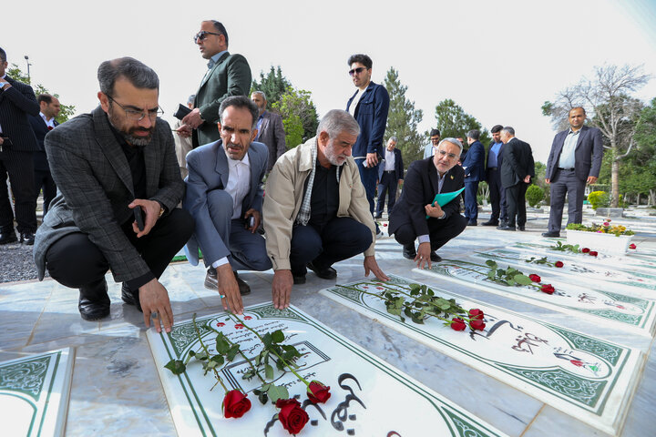 گلباران مزار شهدای جنگ رمضان و جنگ تحمیلی ۱۲ روزه