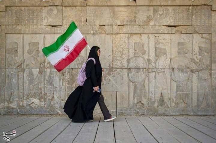 زنان ایرانی؛ از سنگر مقاومت تا کرسی‌های مدیریت