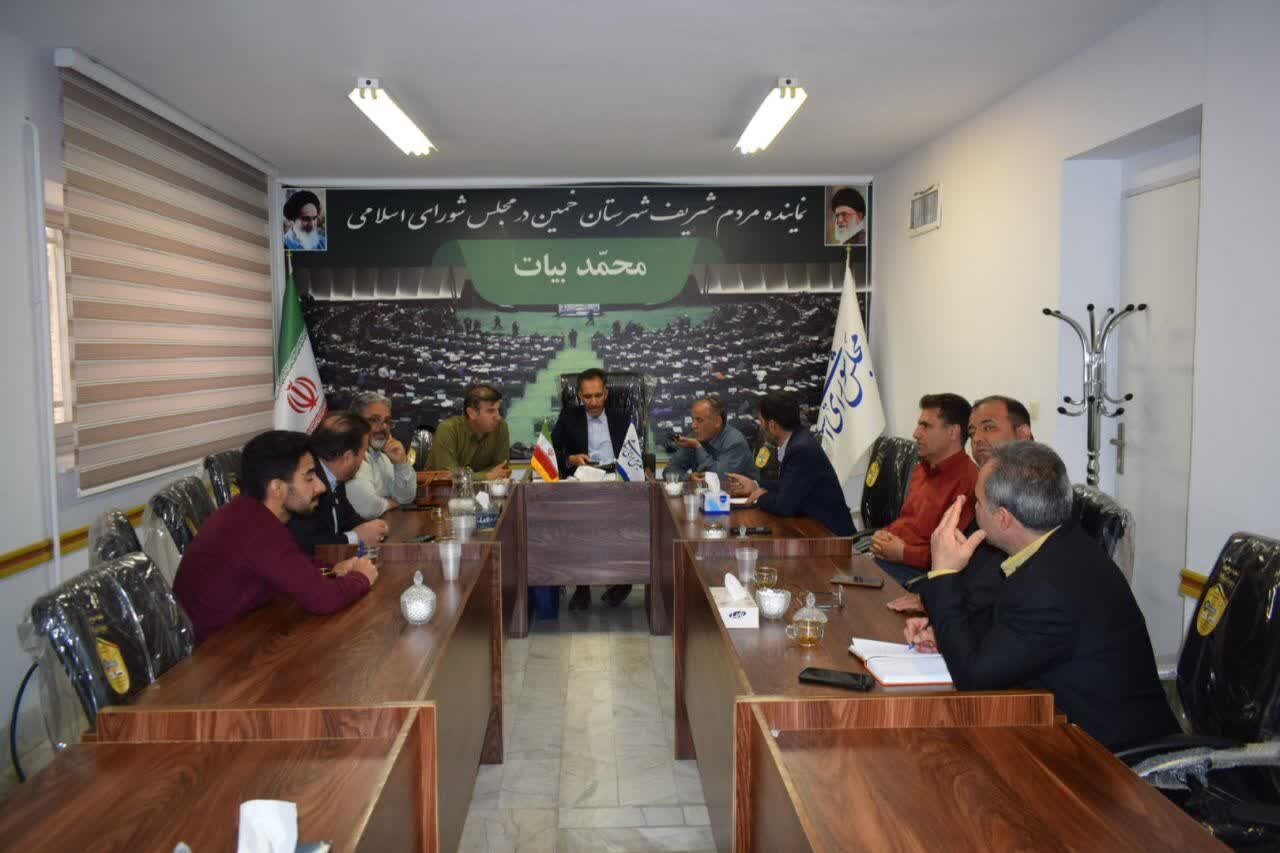 بررسی پروژه احداث زمین چمن مصنوعی در مدارس شهرستان خمین با حضور محمد بیات